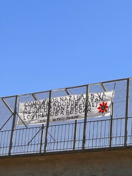 Jonathan Morel está viviendo en Chivilcoy desde que recuperó su libertad. Denunció que se siente amenazado por, entre otras cosas, este pasacalles.