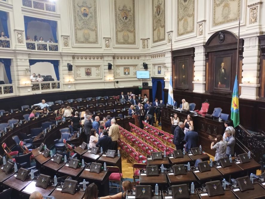 Arde Troya en La Libertad Avanza y uno de los legisladores enojados con Javier Milei señaló que se estarían repartiendo cargos al mejor estilo casta. Arde Troya en La Libertad Avanza y uno de los legisladores enojados con Javier Milei señaló que se estarían repartiendo cargos al mejor estilo casta.