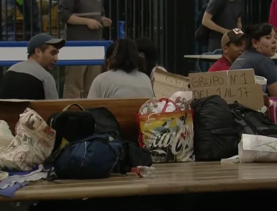 Decenas de personas acampan en Retiro para conseguir sus pasajes de tren para los distintos destinos turísticos que se ponen a la venta mañana. Imagen: TN.