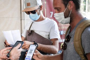 El pase sanitario se exigirá en distintos espectáculos y, a la vez, incentivará que se vacunen aquellas personas que aún no lo hicieron