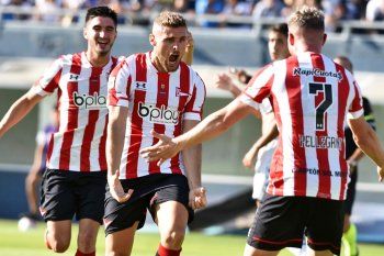 Pasquini grita el golazo que le dio el 2-2 parcial a Estudiantes ante Gimnasia.