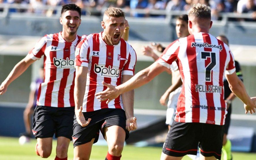 Pasquini grita el golazo que le dio el 2-2 parcial a Estudiantes ante Gimnasia.