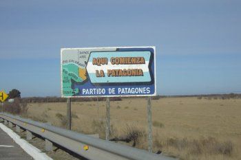 El cartel que da la bienvenida a la Patagonia, en Patagones. 