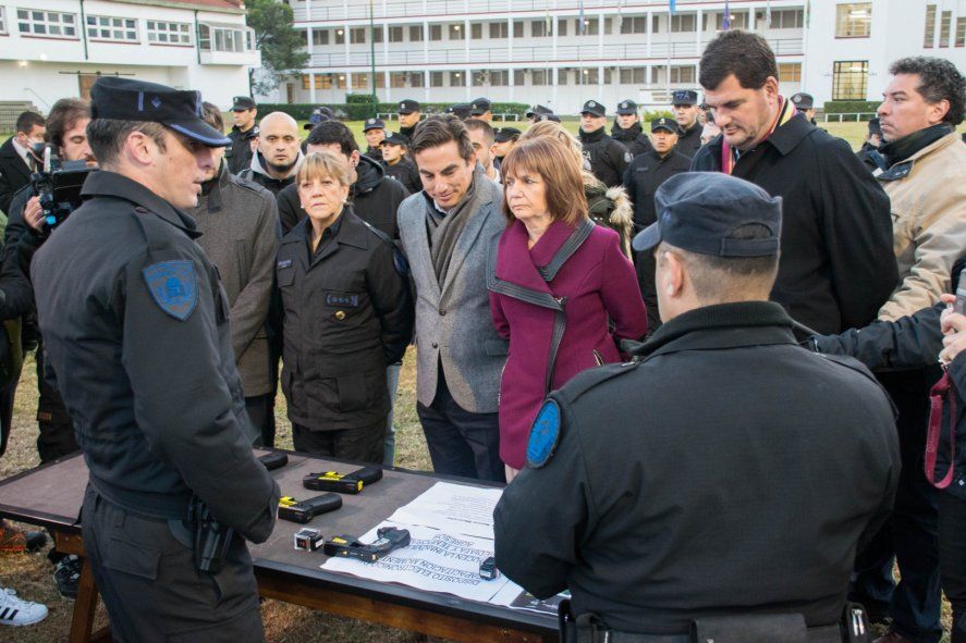 La ex ministra de Seguridad nacional, Patricia Bullrich, había comprado 100 pistolas Taser para la Policía Federal y la Policía Aeroportuaria.