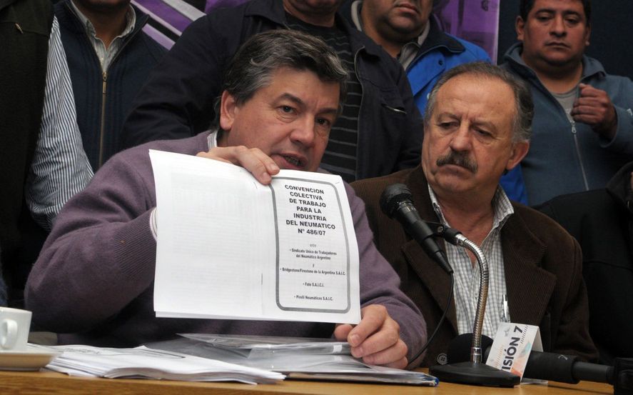 Pedro Wasiejko en 2001, cuando anunció la firma del nuevo Convenio Colectivo de Trabajo con Bridgestone.