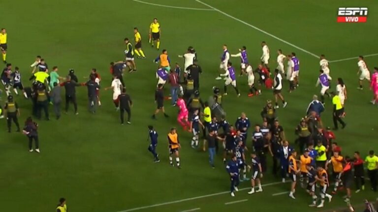 Batalla campal en Perú: pelea entre jugadores de Gimnasia y Universitario, patadas y trompadas en la cancha