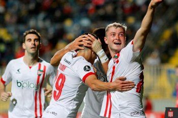 Matías Pellegrini festeja su gol junto a los compañeros de Estudiantes ante Everton en Copa Libertadores (Prensa EDLP)