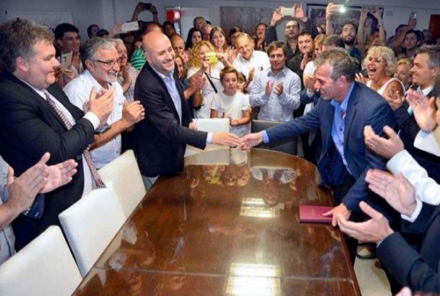Daniel Onofri y Gabriel Pellegrino se saludan después de las elecciones