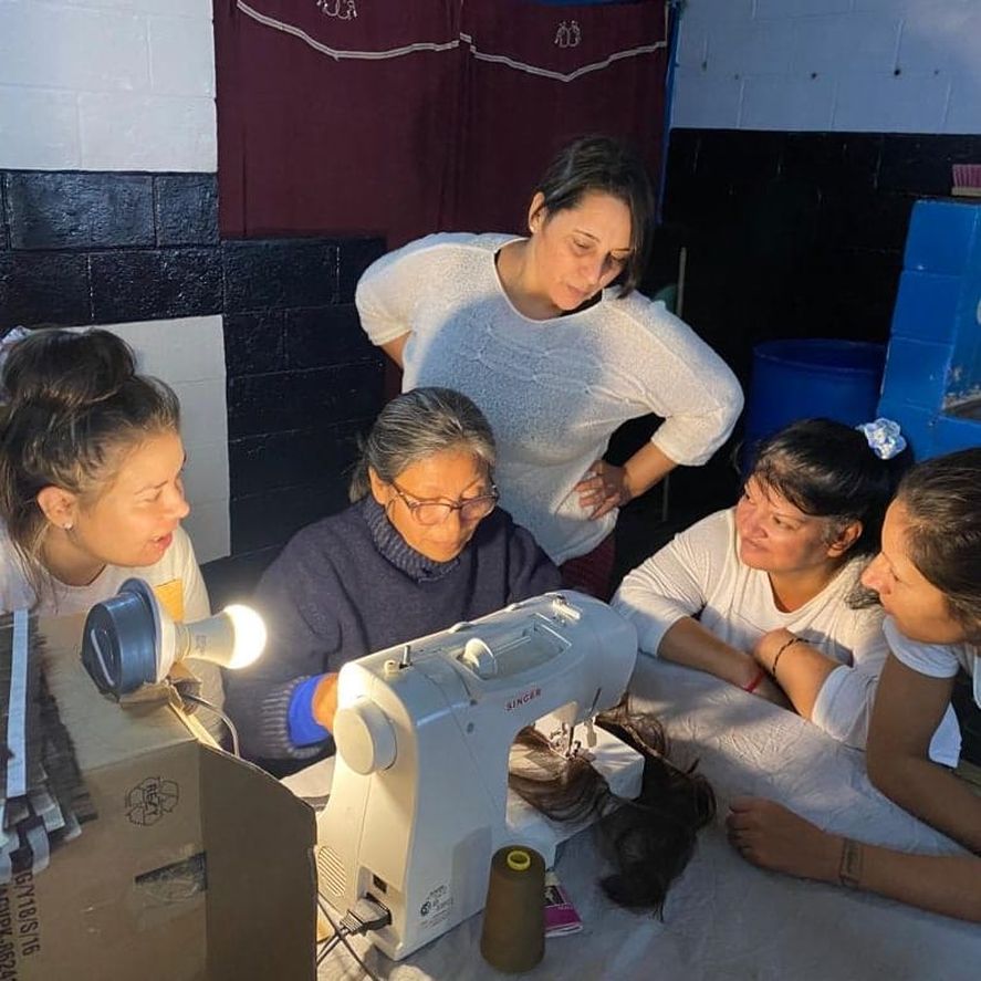 El programa "Mechas Solidarias" llegó a una cárcel bonaerense, donde mujeres elaboran pelucas para pacientes oncológicos y otras enfermedades.