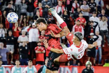 Eric Ramírez, ex Gimnasia, marcó un golazo para la ilusión de Huracán. Eric Ramírez, ex Gimnasia, marcó un golazo para la ilusión de Huracán.