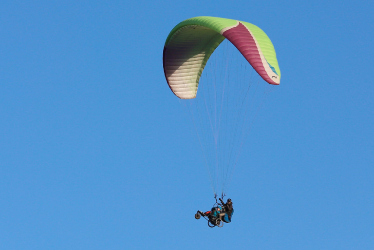 Inclusión en el aire: personas con discapacidad volaron en parapente