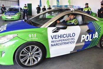 El Peugeot RCZ durante la presentación como patrullero. Duró cuatro meses en servicio. De fondo, el Mercedes Benz. Tampoco fue útil.