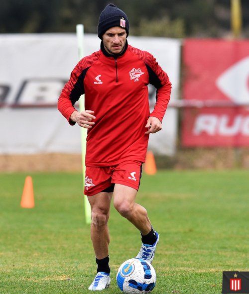 Pablo Piatti entrenándose en Estudiantes después de la operación en la rodilla derecha (Prensa EDLP)
