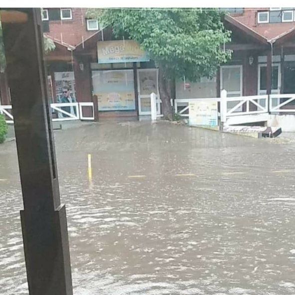 La tormenta afectó especialmente en la intersección de Shaw y Cangrejo en Pinamar (Foto: Facebook Francisco López Rosa)