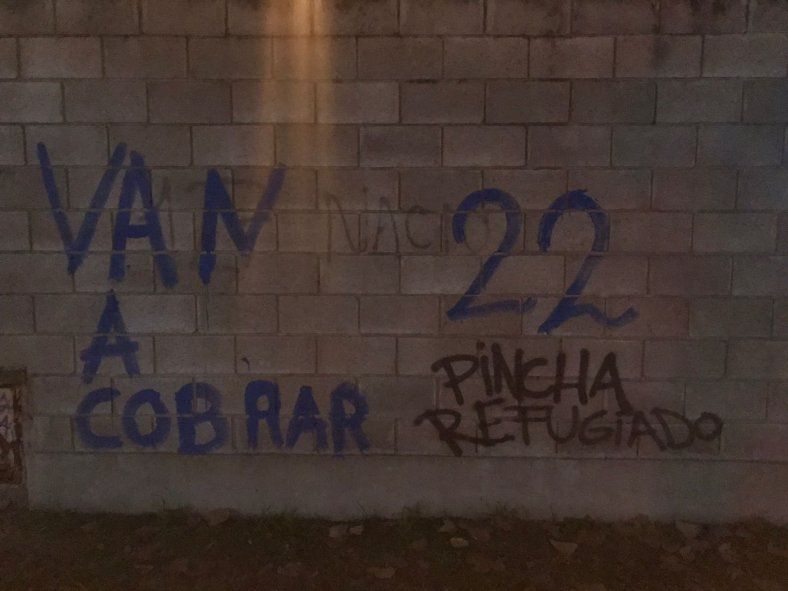 Pintadas de hinchas de Gimnasia en el predio de UTN.