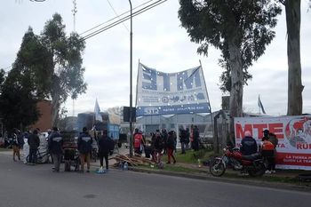 Piquete de cartoneros en el predio del EMSUR de Mar del Plata ( Foto Facebook Movimiento de Trabajadores Excluidos (MTE) 