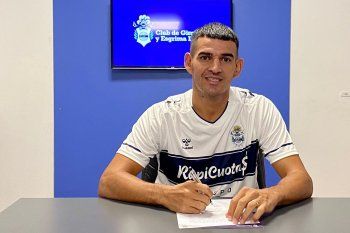 Oscar Piris al firmar contrato con Gimnasia