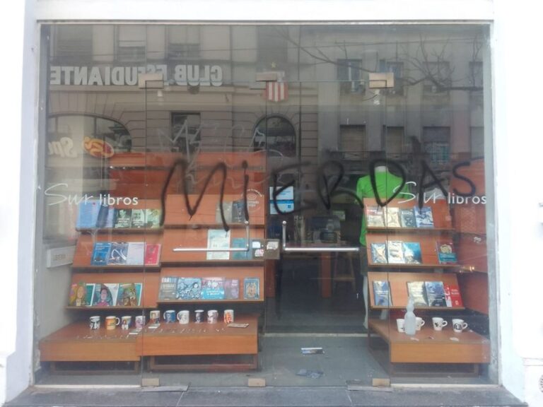 Pintadas e insultos en la sede del PJ de La Plata