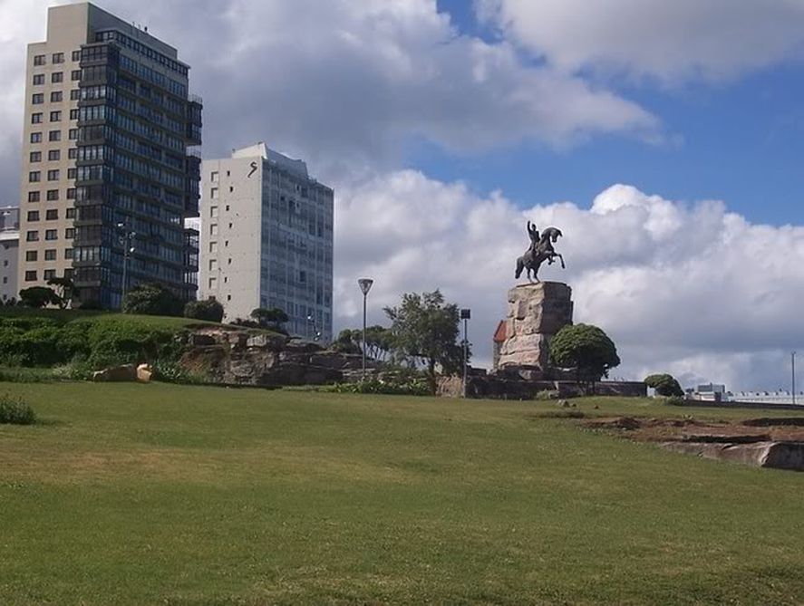"Guardianes de nuestra Historia" tiene como fin realizar visitas guiadas en plazas históricas a estudiantes de la ciudad de Mar del Plata. 