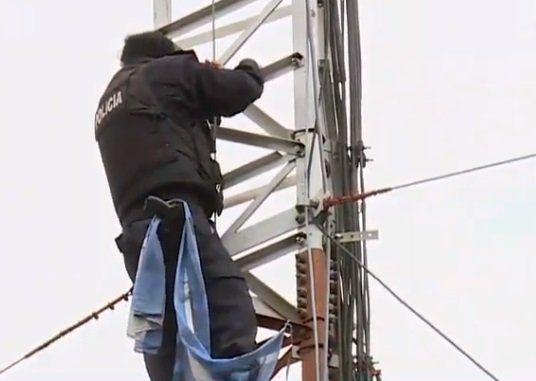 Un policía se atrincheró en una torre por casi dos horas