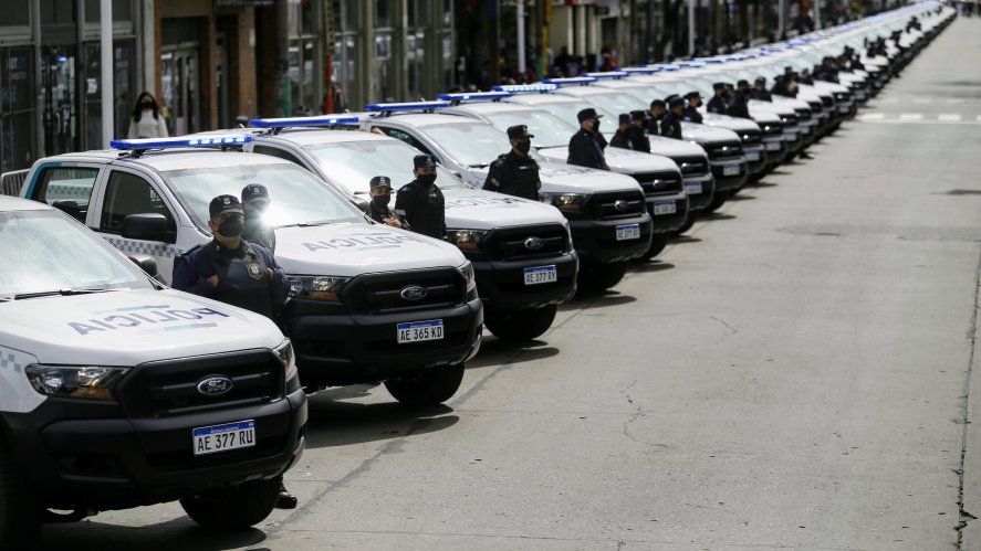 Los patrulleros entregados por la Provincia a Esteban Echeverría, junto con los agentes que los manejarán.