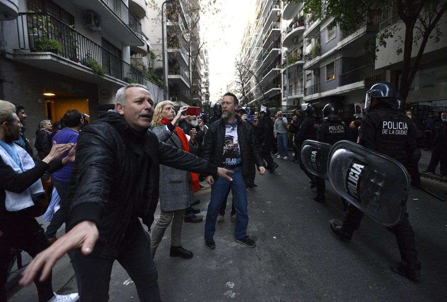 La Policía de la Ciudad avanzó contra los manifestantes kirchneristas. Entre ellos, funcionarios y ex funcionarios nacionales y provinciales.