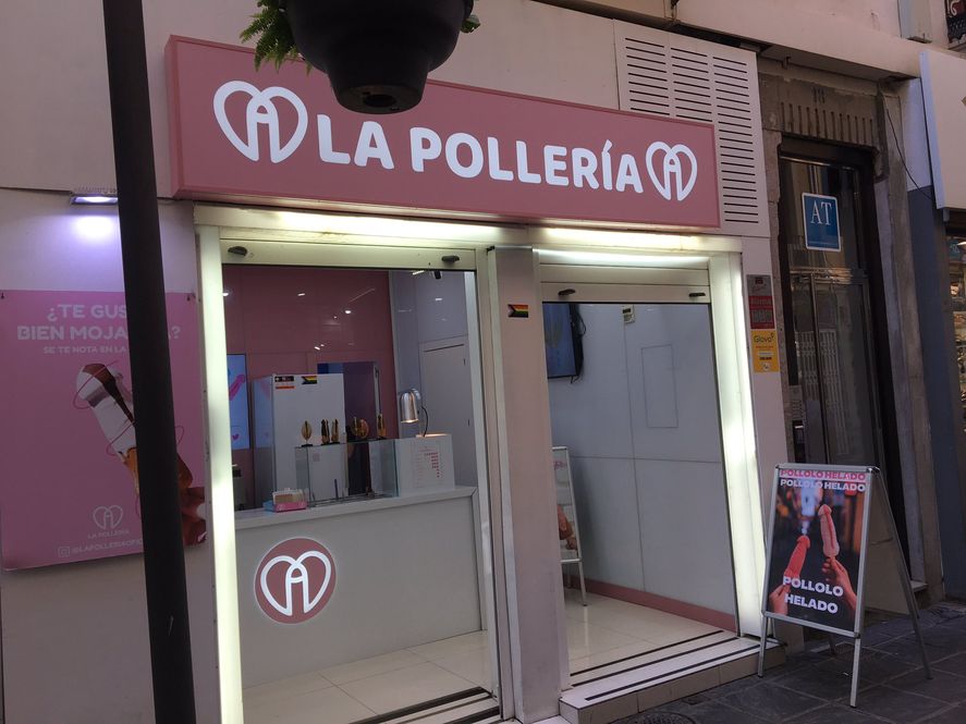 Pollería ahora tiene otro significado en la península ibérica. Quizás la palabra pollajería pueda sustutuirla en todo el mundo, a partir de la sentencia de la Real Academia Española 