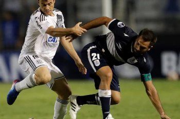 Fabián Rinaudo en acción en el debut de Gimnasia en la Copa Sudamericana 2017.