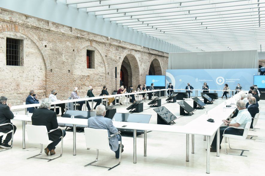 El Gobierno dialoga con empresarios y gremios para acordar precios y salarios