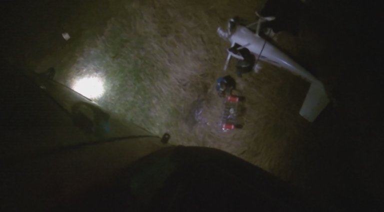 El asombroso rescate a dos hombres que cayeron sobre la costa del río Paraná con su avioneta: mirá el video
