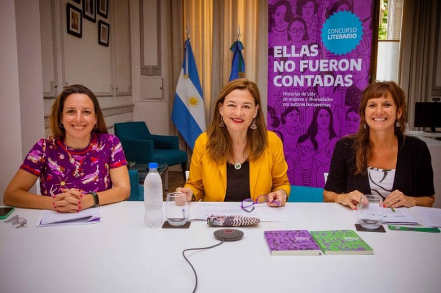 Estela Díaz, Lucía García Itzigsohn y Soraya Polonara presentaron a las ganadoras del concurso literario "Ellas no Fueron Contadas". 
