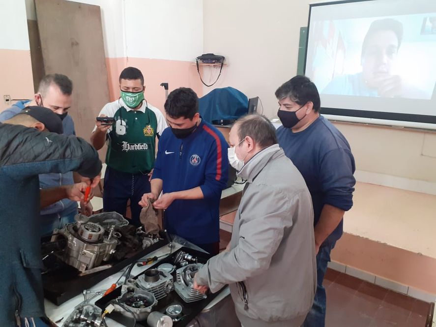 Los presos de Bahía Blanca se forman en reparación de motos a través de un taller virtual