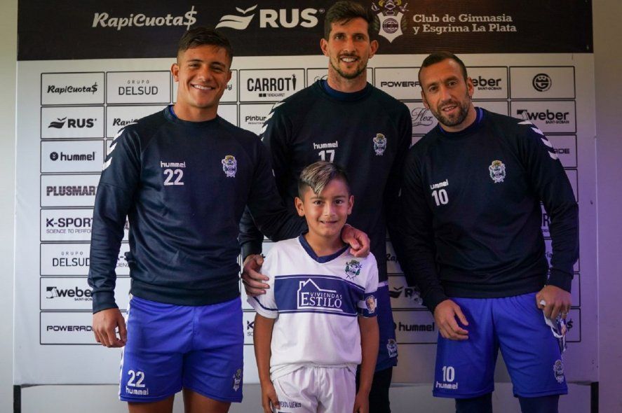 Los futbolistas de Gimnasia pasaron una jornada inolvidable junto a los capitanes del fútbol infantil