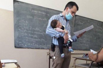 hablo el profesor de brandsen que cuido a la beba de una alumna en plena clase