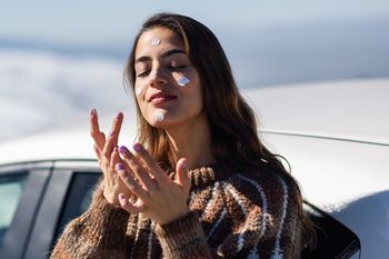 Los especialistas dicen que hay que usar protector solar durante todo el año.