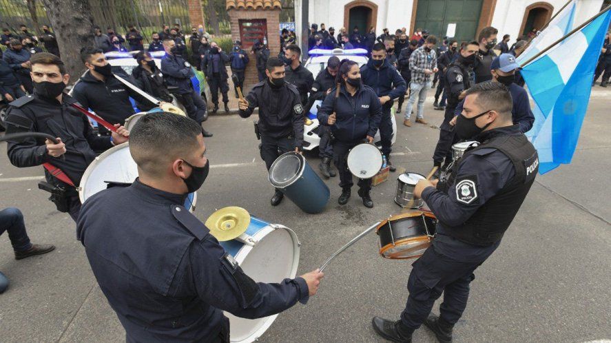 Tras el aumento a la policía, docentes junto a médicos, estatales y judiciales exigían el llamado a paritarias