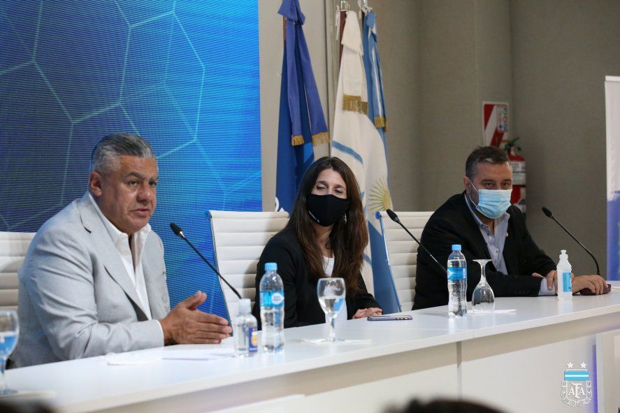 Claudio Tapia luego de firmar el convenio con Trotta: