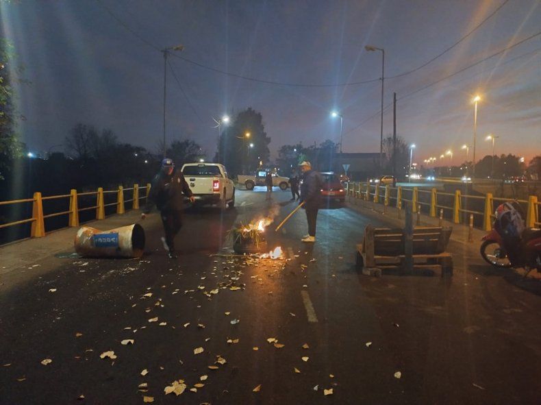 Trabajadores municipales de Berisso cortan el Puente Roma.