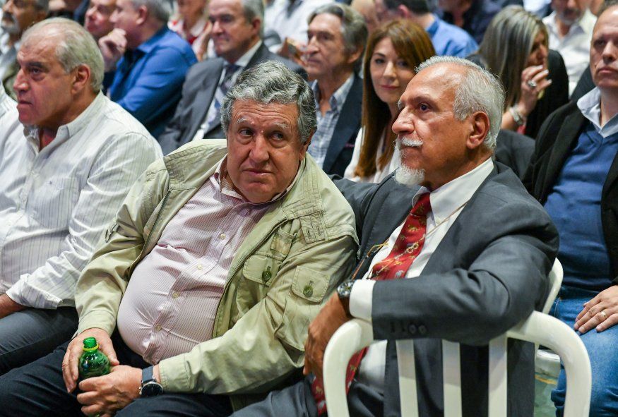Los dirigentes peronistas Ramon Puerta y Juan Carlos Romero estuvieron en el lanzamiento de la precandidatura de Miguel Ángel Pichetto.