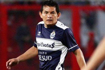 El Pulga Rodríguez en acción en Independiente vs. Gimnasia.