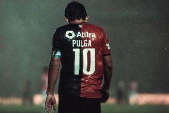 Luis Pulga Rodríguez con la 10 de Colón de Santa Fe
