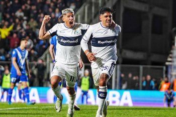Eric Ramírez y Cristian Tarragona festejan el empate parcial de Gimnasia. (Foto: prensa GELP)