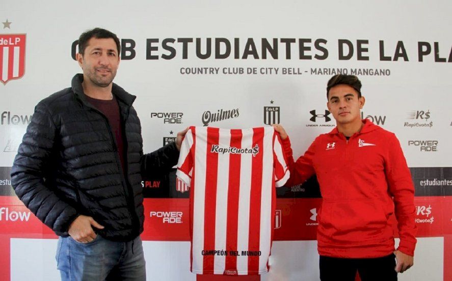 Ricardo Ramírez tras firmar su contrato con Estudiantes (Prensa EDLP)
