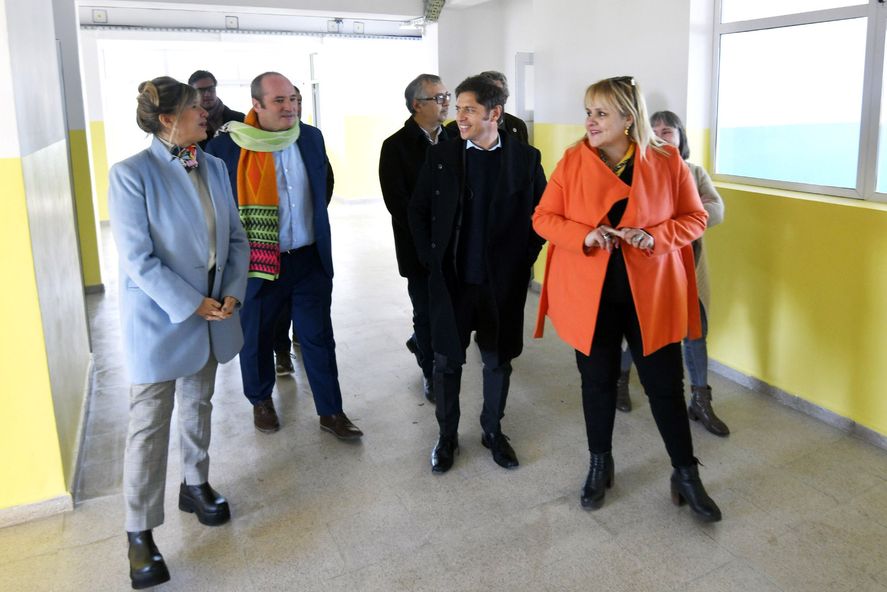 Axel Kicillof acerca posiciones con los intendentes radicales. Presenta obras en escuelas.