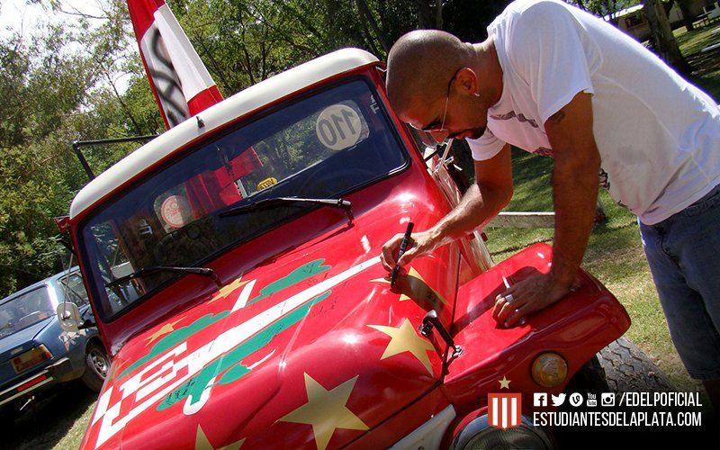 Juan Sebastián Verón firmando la Rastrujita en el 2010