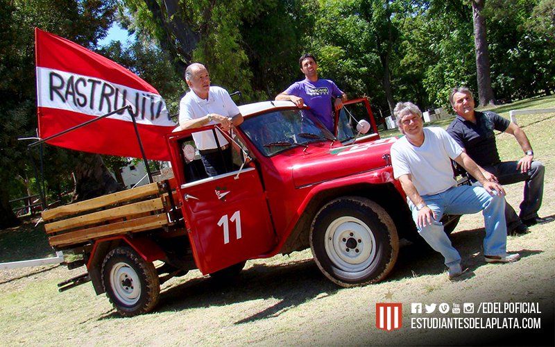 Alejandro Sabella, y su cuerpo técnico, en la Rastrujita de Estudiantes