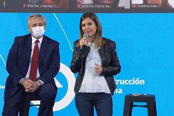 La directora ejecutiva de ANSES, Fernanda RAverta, junto al presidente Alberto Fernández
