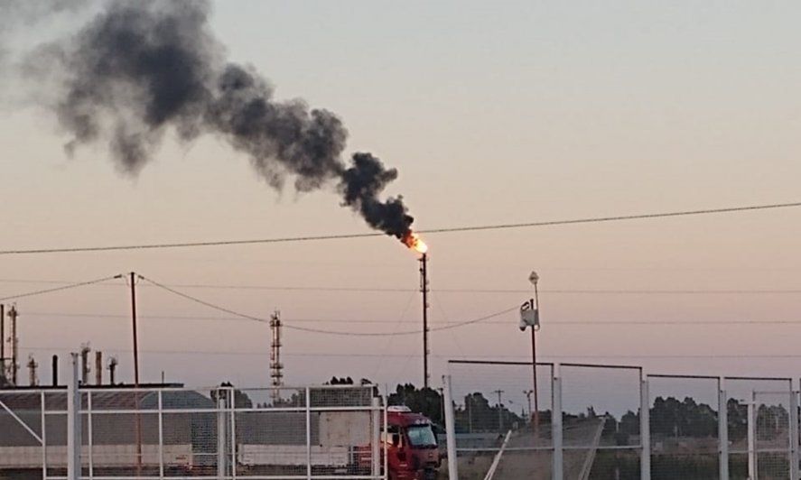 Podrá haber actividad inusual en la planta de Bahía Blanca durante todo el día (Foto: La Brújula 24)