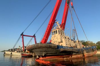 El buque salió a la superficie con la ayuda de una grúa