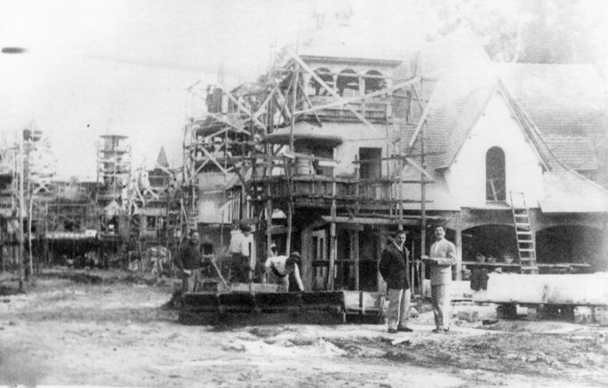Más de 1600 obreros participaron de su construcción.